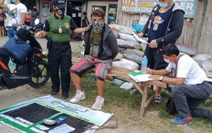 <p><strong>APPREHENDED.</strong> Anti-narcotics agents seize some PHP250,000 worth of shabu from suspect Edwin Anunciado during a buy-bust operation on Wednesday afternoon (Nov. 18, 2020) in Barangay 3, Nasipit, Agusan del Norte. The suspect, a resident of Butuan City, previously surrendered to authorities for drug-related charges, an official of the Philippine Drug Enforcement Agency said. <em>(Photo courtesy of PDEA-13 Information Office)</em></p>