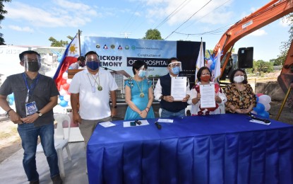 <p><strong>OFW HOSPITAL</strong>. Labor Secretary Silvestre Bello III and Vice Governor Lilia Pineda show on Friday (Nov. 20, 2020) the signed deed of usufruct for the two-hectare lot at Provincial Engineering Compound along the MacArthur Highway in Barangay Sindalan, City of San Fernando, Pampanga where the first ever OFW Hospital started to be constructed. The hospital is expected to be finished by December 2021. <em>(Photo by the Provincial Government of Pampanga)</em></p>