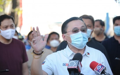 <p><strong>LGUs LAUDED</strong>. Senator Christopher Lawrence “Bong” Go during the distribution of assistance to typhoon victims in Rizal on Thursday (Nov. 19, 2020).  He commended local government officials in areas hit hard by the recent typhoons for their preparations and close coordination. <em>(Contributed photo) </em></p>