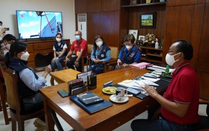 <p><strong>MASS TESTING</strong>. Cagayan Governor Manuel Mamba, in an undated photo, prods Department of Health workers in a meeting to prioritize members of the police, village officials and watchmen in a mass Covid-19 testing. Lawyer Charade Mercado Grande, DOH assistant secretary, said in a news briefing in Tuguegarao City on Monday (Nov. 23, 2020) that health workers from their central office have been tasked to conduct free mass swabbing in Cagayan from Nov. 24-26. <em>(Photo courtesy of Cagayan Provincial Information Office)</em></p>