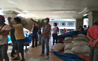 <p><strong>FREE SEEDS</strong>. High-quality rice seeds are distributed to farmers in Borongan City in Eastern Samar in this undated photo. The Department of Agriculture on Tuesday (Dec. 8, 2020) said 113,500 bags of rice seeds would be distributed to farmers in Eastern Visayas as part of government efforts to ensure food sufficiency amid the global health crisis. <em>(Photo courtesy of Borongan city government)</em></p>