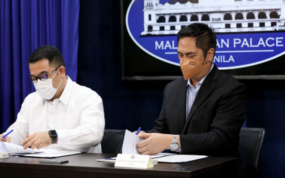 <p><strong>DEED OF DONATION</strong>. Presidential Communications Operations Office (PCOO) Secretary Martin Andanar and Megawide Construction Corp. Assistant Vice President Jason Torres sign the deed of donation during the turnover ceremony on Monday (Nov. 23, 2020). Megawide donated communication equipment, such as satellite phones, portable radios, generator sets, among others that will be utilized for the PCOO Laging Handa Program.<em> (News & Information Bureau photo)</em></p>