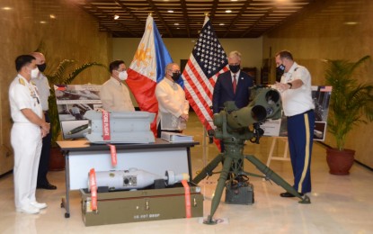 <p><strong>'SMART WEAPONS' DONATION.</strong> US National Security Advisor Robert O'Brien (2nd from right), Foreign Affairs Secretary Teodoro Locsin Jr. (center), and other officials grace the turnover by the US government of the US$18 million worth of precision guided munitions to the Philippines at the Department of Foreign Affairs main office in Pasay City on Monday (Nov. 23, 2020). The AFP welcomed the donation of the US government, saying these weapons would greatly boost its anti-terrorism efforts. <em>(Photo courtesy of DFA)</em></p>
