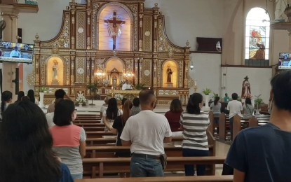 <p><strong>DAWN MASSES.</strong> Undated photo shows parishioners observing physical distancing while participating in a Holy Mass at the San Nicolas de Tolentino Shrine in Cebu City. Although religious gatherings are allowed in a 50-percent capacity, Mayor Edgardo Labella on Monday (Nov. 23, 2020) said that the fate of the holding of pre-Christmas dawn masses or Misa de Gallo will depend on the decision of the IATF-EID.<em> (PNA photo by John Rey Saavedra)</em></p>