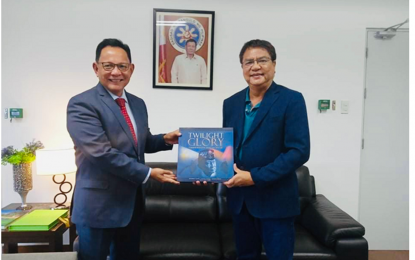 <p><strong>TWILIGHT GLORY</strong>. Presidential Assistant for Northern Luzon Raul Lambino (left) receives a copy of “Twilight Glory: A Tribute to Heroes and Veterans” book from author and publisher Melandrew T. Velasco at the former’s office in Mandaluyong City on Wednesday (Nov. 25, 2020). Lambino said Twilight Glory is a must-read book for Filipinos. <em>(Contributed photo)</em></p>