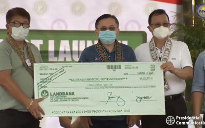 <p><strong>BALIK PROBINSYA.</strong> Kauswagan, Lanao del Norte Mayor Rommel Arnado (left) receives the first tranche for the Bagong Pag-asa Green Village worth PHP15 million on Tuesday (Nov. 24, 2020). Joining him are guest of honor Senator Christopher Lawrence Go and Social Welfare Secretary Rolando Joselito Bautista. <em>(Photo courtesy of RTVM)</em></p>
