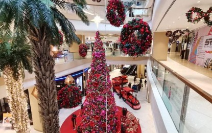 <p><strong>HOPE FOR THE HOLIDAYS.</strong> A Christmas tree stands on the ground floor of a mall in Taguig City in this undated photo. As the Covid-19 pandemic lingers, many Filipinos are looking forward to the development of a Covid-19 vaccine as a perfect gift for the holiday season that would pave the way for the return to normalcy and economic recovery. <em>(PNA photo by Lloyd Caliwan)</em></p>