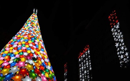 <p><strong>'STARS OF HOPE'.</strong> A giant Christmas tree made up of star lanterns stands at the Quezon City Hall on Tuesday (Nov. 24, 2020). The Quezon City government said the Christmas tree and star lanterns put up in various parts of the city symbolize hope amid the Covid-19 pandemic.<em> (Photo grabbed from QC government FB page)</em></p>