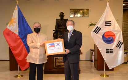 <p><strong>DONATIONS</strong>. Foreign Affairs Secretary Teodoro Locsin Jr. (right) receives in-kind donations from Korea through outgoing Korean Ambassador Han Dong-man (left) during the ceremonial turnover ceremony on Wednesday (Nov. 26, 2020). The donations to the Philippines consist of 17,664 Covid-19 diagnostic kits, one set of PCR and DNA extraction equipment, and 300 sets of PPE, with an aggregate value of USD500,000 (PHP24.5 million). <em>(Photo by DFA-OSCR Philip Adrian Fernandez)</em></p>