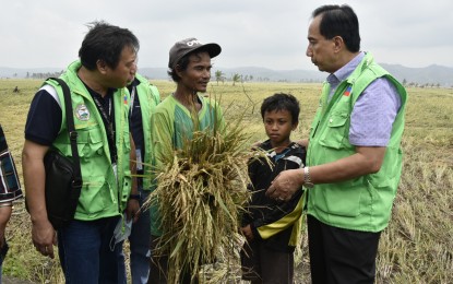 <p><strong>IMMEDIATE ACTION.</strong> Agriculture Secretary William Dar (right) speaks to a farmer as he led the awarding of PHP90 million in aid to farmers and fisherfolk in Polangui, Albay on Nov. 4, 2020. The Department of Agriculture on Thursday (Nov. 26, 2020) said the Philippine Crop Insurance Council would roll out its indemnity fund for some 121,000 insured farmers and fisherfolk severely affected by calamities this year. <em>(DA Communications Group photo)</em></p>