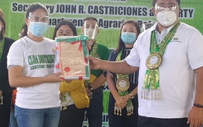 <p><strong>LAND DISTRIBUTION</strong>. Agrarian Reform Secretary John Castriciones (right) leads the distribution of land titles and support services to more than 1,000 Leyte farmers in Alang-alang town on Friday (Nov. 27, 2020). The Department of Agrarian Reform will issue an administrative order next week for the distribution of land to agriculture graduates and uniformed personnel retirees.<em> (Photo courtesy of DAR)</em></p>