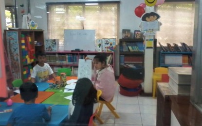 <p><strong>READING TIME.</strong> Children join a reading session facilitated by the staff of the Baguio City library. Pending before the city council is a proposed ordinance for the modernization of the library. <em>(PNA file photo)</em></p>