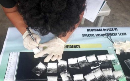 <p><strong>BUY-BUST.</strong> An agent of the Philippine Drug Enforcement Agency (PDEA) conducts an inventory of the 150 grams of suspected shabu worth PHP1.02 million seized from three high-value suspects in Bacolod City on Thursday afternoon (Dec. 3, 2020). One of the suspects was identified as Jan Michael Astorga, a councilman of Barangay Zone 12-A in neighboring Talisay City. <em>(Photo courtesy of PDEA-Western Visayas)</em></p>