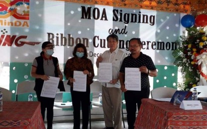 <p><strong>BANKING NETWORK.</strong> Mindanao Development Authority (MinDA) Emmanuel Piñol (far right), along with Development Bank of the Philippines (DBP) president Emmanuel Herbosa (2nd from right) and officials of the Matling Industrial Commercial Corporation (MICC) show the signed memorandum of agreement on the installation of automated teller machines (ATM) in their company on Thursday (Dec. 3, 2020). Piñol also assured that the police and the military would help in providing security to those that would the ATMs. <em>(Photo courtesy of MinDA)</em></p>