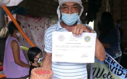 <p><strong>MORE RECOVERIES</strong>. A Covid-19 survivor in Palo, Leyte receives a "welcome home" cake and a certificate for completing the mandatory quarantine in this undated photo. The Department of Health on Friday (Dec. 4, 2020) reported that a total of 8,267 or 92.38 percent of coronavirus patients in Eastern Visayas have recovered. <em>(Photo courtesy of Palo local government)</em></p>