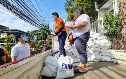 <p><strong>PAMASKONG HANDOG</strong>. The Pasig City government starts the house-to-house distribution of "Pamaskong Handog" gift bags to each household on Saturday (Dec. 5, 2020). Mayor Vico Sotto kicks off the initial gift-giving activity to the families residing in the first 13 barangays identified by the city government.<em> (Photo grab from Mayor Vico Sotto's Facebook page)</em></p>