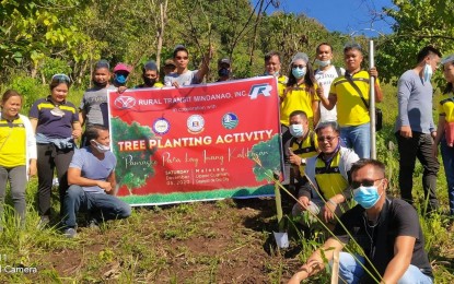 <p><strong>ONE SEEDLING PER UNIT.</strong> Workers from the Rural Transit Mindanao Inc. take part in a tree-planting activity in Malasag, Barangay Cugman, Cagayan de Oro, on Saturday (Dec. 5, 2020). The company management has pledged to support the reforestation program of the government. <em>(Photo courtesy of RTMI)</em></p>