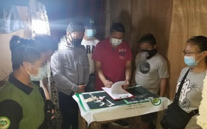 <p><strong>ANTI-DRUG WAR</strong>. Agents of the Philippine Drug Enforcement Agency-Region 3 raided a drug den and arrested five drug suspects in an operation in Madapdap Resettlement, Barangay Dapdap, Mabalacat City, Pampanga on Saturday (Dec. 5, 2020). The operation also led to the confiscation of some PHP142,000 worth of shabu.<em> (Photo by PDEA-3)</em></p>
