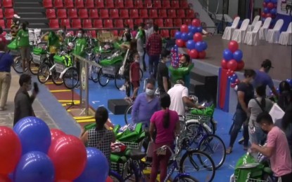 DOLE gives free bikes to displaced workers of Mactan export zone