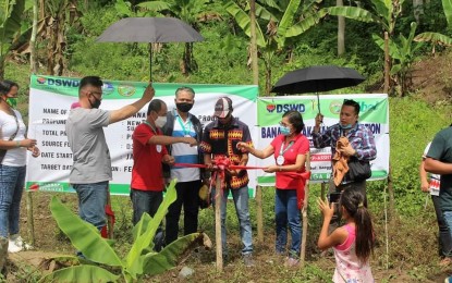 <p><strong>LIVELIHOOD SUPPORT.</strong> The Department of Social Welfare and Development (DSWD) distributes aid to eligible individuals under its livelihood assistance grants. The grant is processed through the Sustainable Livelihood Program which aims to provide recovery or rehabilitation to households whose small businesses were affected by quarantine restrictions due to the pandemic. <em>(DSWD-Caraga photo)</em></p>