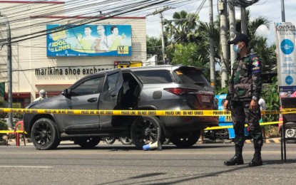 <p><strong>CRIME SCENE</strong>. A policeman secures the scene of the deadly shooting Wednesday morning (Dec. 9, 2020) of Glan Padidu barangay chairman and Glan, Sarangani ex-officio councilor Isedrito Cañete along the national highway in Barangay Lagao, General Santos City. The slain official and his driver were on their way to the city proper aboard a gray Toyota Fortuner when they were waylaid by two motorcycle-riding suspects<em>. (PNA GenSan photo by Richelyn Gubalani)</em></p>
