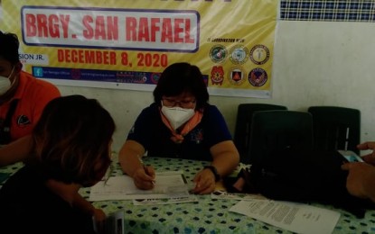 <p><strong>JOBS FOR THE UNEMPLOYED</strong>. Department of Labor and Employment Antique provincial director Melisa Navarra talks to an applicant for Tulong Panghanapbuhay sa Ating Disadvantaged/Displaced (TUPAD) workers as part of activities of the Antique Provincial Task Force To End Local Communist Armed Conflict (ELCAC) in San Remigio town on Tuesday (Dec. 8, 2020). The 55 TUPAD applicants started their 10-day work on Wednesday (Dec. 9. 2020). <em>(PNA photo by Annabel Consuelo J. Petinglay)</em></p>