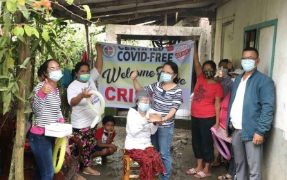 <p><strong>COVID-19 SURVIVOR</strong>. A coronavirus disease (Covid-19) patient in Palo, Leyte return home after recovering from the illness in this Dec. 4, 2020 photo. The Department of Health on Wednesday (Dec. 9, 2020) said Eastern Visayas has noted a significant drop in the number of confirmed Covid-19 cases for the past two weeks. <em>(Photo courtesy of Palo local government)</em></p>