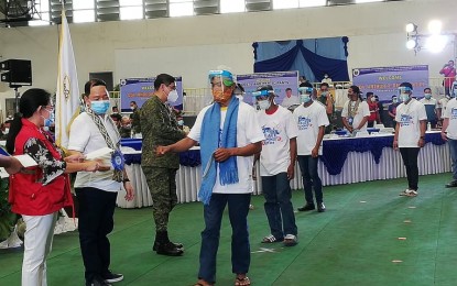 <p><strong>INDIVIDUALS IN CRISIS SITUATION</strong>. A total of 70 former rebels receive PHP5,000 each from the Department of Social Welfare and Development’s assistance to individuals in crisis situation during the Panay Peace Summit in Passi City, Iloilo on Thursday (Dec. 10, 2020). The summit was a joint initiative of the RTF-ELCAC and the 301st Infantry Brigade of the 3rd Infantry Division of the Philippine Army. <em>(PNA photo by PGLena)</em></p>