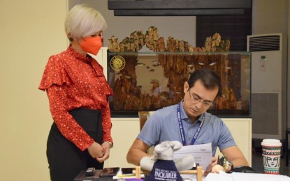 <p><strong>WAIVED</strong>. Manila Mayor Francisco 'Isko Moreno' Domagoso signs Ordinance No. 8699 granting amnesty to traffic violators on Wednesday (Dec. 9, 2020). The ordinance waives payment of the accumulated penalties, interests, and surcharges. <em>(Photo grabbed from Manila PIO FB page)</em></p>