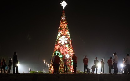<p>A giant Christmas tree in San Juan City.<em> (PNA photo by Joey Razon)</em></p>