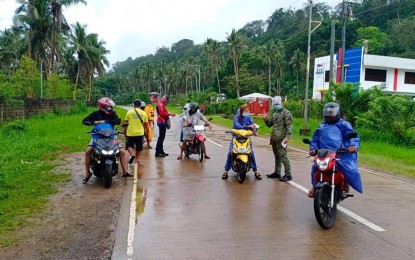 <p><strong>STRICTER PROTOCOLS</strong>. Local task force monitor entry of individuals to Catarman, Northern Samar on Nov. 23, 2020. The province's capital town was placed under general community quarantine on Saturday (Dec. 12, 2020) to restrict the movement of people this holiday season amid the threat of coronavirus disease.<em> (Photo courtesy of Catarman police station)</em></p>