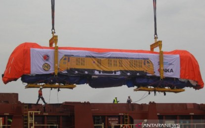<p><strong>LOCOMOTIVE FOR PH.</strong> A PT INKA-made locomotive being loaded on a ship at the Tanjuk Perak port in Surabaya, East Java for export to the Philippines on Saturday (Dec. 12, 2020). The shipment followed the signing of a contract between Philippine National Railway general manager Junn Magno and PT INKA’s Noviantoro in Manila on May 28, 2018 for the purchase of locomotives and cars worth USD26 million (Antara photo/Moch Asim/hp)</p>
