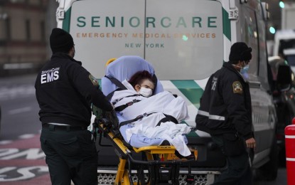 <p><strong>DEATH TOLL</strong>. Medical workers transport a patient outside a hospital in New York, the United States, Dec. 8, 2020. The Center for Systems Science and Engineering at Johns Hopkins University said global coronavirus disease 2019 deaths reached 1.6 million on Saturday. <em>(Xinhua photo by Wang Ying)</em></p>