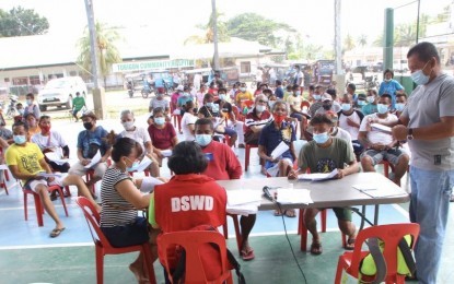 <p><strong>SAP RECIPIENTS</strong>. The government distributes cash aid to poor families affected by the coronavirus disease 2019 (Covid-19) pandemic through the social amelioration program (SAP) in this undated photo. Malacañang on Tuesday (Dec. 15, 2020) said it is hoping that fewer Filipinos would feel that they are poor once a vaccine for Covid-19 is available.<em> (File photo)</em></p>