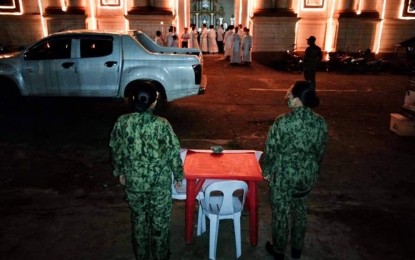 <p><strong>MANAGEABLE</strong>. A police assistance desk was put up in front of the St. Nicholas de Tolentino Parish church at the start of the Simbang Gabi on Wednesday (Dec. 16, 2020). Iloilo Police Provincial Office (IPPO) director Col. Gilbert Gorero said no untoward incident was reported on the first day of the celebration. <em>(Photo courtesy of Lambunao Municipal Police Station)</em></p>
