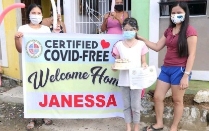 <p><strong>YOUNG COVID-19 SURVIVOR</strong>. A young Covid-19 survivor in Palo, Leyte receives a "welcome home" cake from the local government in this undated photo. The Department of Health on Wednesday (Dec. 16, 2020) reported that 8,943 or 91.71 percent of coronavirus patients in Eastern Visayas have recovered. <em>(Photo courtesy of Palo local government)</em></p>