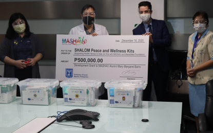 <p style="font-weight: 400;"><strong>GRANT</strong>. Makati Medical Foundation executive director Mary Margaret Barro (left) receives SHALOM Peace and Wellness Kits financial grant worth PHP500,000. Also in photo (L-R) Dr. Victor Gisbert, Mr. Nir Balzam, and Atty. Pilar Nenuca Almira <em>(Photo by Israel Embassy in Manila)</em></p>