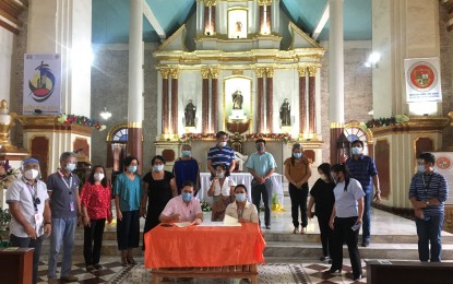 <p><strong>MOU SIGNING. </strong>Members of the Technical Working Group (TWG) witness on Friday (Dec. 18, 2020) the signing of a memorandum of understanding (MOU) between the local government unit of San Nicolas represented by Mayor Alfredo Valdez Jr, and the Department of Education in Ilocos Norte represented by Schools Division Superintendent Joann Corpuz. Under the agreement, barangay education workers will be deployed to assist struggling learners under the new normal education system. (<em>PNA photo by Leilanie G. Adriano</em>) </p>