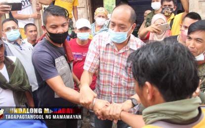 <p><strong>CLASP OF PEACE.</strong> Members of Moro families locked in long-standing clan war have agreed to end the dispute peacefully on Sunday (Dec. 20) with the help of the Army and the local government in Rajah Buayan, Maguindanao. The warring families, whose identities were withheld, vowed to contribute to peace and development in the municipality. <em>(Photo courtesy of 33rd IB)</em></p>