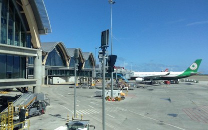 <p><strong>INT’L FLIGHTS RESUME SOON</strong>. File photo shows a foreign aircraft parked at Terminal 2 of the Mactan-Cebu International Airport. The provincial government of Cebu and the Lapu-Lapu City government are now working on unified guidelines to reopen Cebu’s airport to international flights soon. <em>(Photo by Carlo Lorenciana)</em></p>