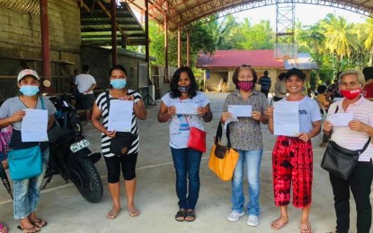 <p><strong>AID TO VULNERABLE SECTORS.</strong> Senior citizens, indigenous peoples, persons with disabilities, and solo parents start receiving financial and food aid in Sison, Surigao del Norte, since Dec. 18, 2020. Sison Mayor Karissa R. Fetalvero-Paronia says on Tuesday (Dec. 22, 2020) the aid packages aim to ease the coronavirus disease crisis's impact on the town's most vulnerable sectors. <em>(Photo grab from Sison on the Rise Facebook Page)</em></p>