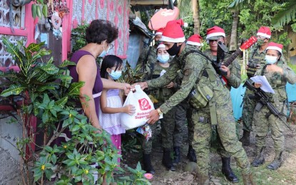 <p><strong>SANTA PATROL</strong>. A family in Ormoc City receives a gift pack from troopers of the Philippine Army's 802nd Infantry Brigade in this undated photo. Since mid-December, soldiers have been visiting remote communities in the northwestern part of Leyte province as part of their holiday version counter-insurgency drive, a Philippine Army official said on Tuesday (Dec. 22, 2020). <em>(Photo courtesy of Army’s 802nd Infantry Brigade)</em></p>