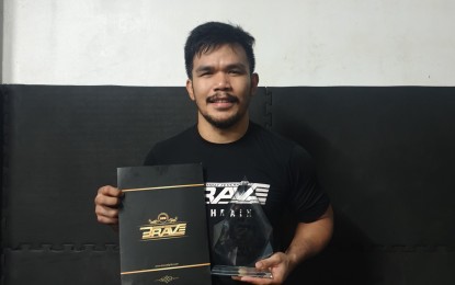 <p><strong>AWARDEE</strong>. Rolando Dy holds his 2020 Brave Fighter of the Year trophy after he was named Fighter of the Year by Brave Combat Federation. The Bahrain-based promotion announced the awardees on Wednesday (Dec. 23, 2020).  (Photo courtesy of Brave CF)</p>