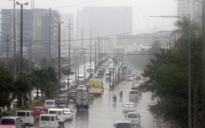 <p><strong>RAINY SUNDAY</strong>. Traffic begins to build up along northbound of Roxas Boulevard in Manila due to heavy rains on Sunday (Dec. 27, 2020). The Philippine Atmospheric, Geophysical and Astronomical Services Administration warned of moderate to heavy rains in Metro Manila and many parts of the country due to two low pressure areas (LPAs) that entered the Philippine Area of Responsibility. <em>(PNA photo by Avito C. Dalan)</em></p>