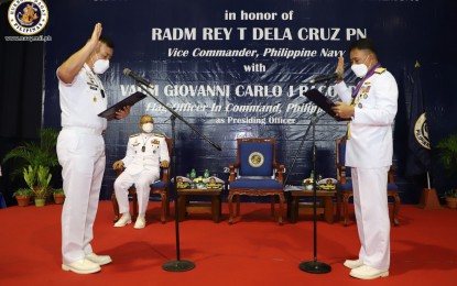 <p><strong>37 YEARS IN SERVICE</strong>. Rear Admiral Rey dela Cruz (right) and Navy chief, Vice Admiral Giovanni Carlo Bacordo (left), during the retirement ceremony for the Navy vice commander held at the Jurado Hall of the Naval Station Jose Francisco in Fort Bonifacio, Taguig City on Monday (Dec. 28, 2020). Dela Cruz formally retired after 37 years in service upon reaching the mandatory retirement age of 56. (<em>Photo courtesy of the Navy Public Affairs Office)</em></p>