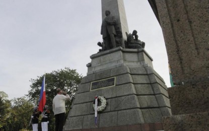 <p><strong>RIZAL DAY.</strong> Defense Secretary Delfin Lorenzana leads the commemoration of the 124th anniversary of the martyrdom of Dr. Jose Rizal at the Luneta Park in Manila on Wednesday (Dec. 30, 2020). In his Rizal Day message, President Rodrigo Duterte expressed hope that Filipinos would express love and respect for the nation and follow the examples of Rizal and other modern-day heroes.<em> (PNA photo by Avito Dalan)</em></p>