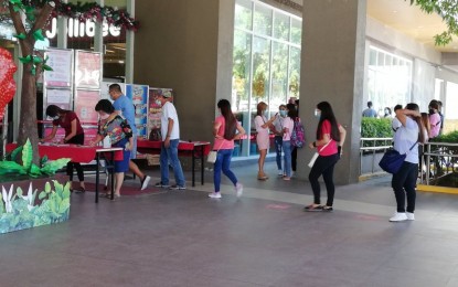 <p><strong>LOWEST NO. OF COVID PATIENTS</strong>. Holiday shoppers strictly observe social distancing and log in for contact tracing before entering a mall in Antique in this undated photo. The Department of Health said because of the strict observance of the minimum health protocols against Covid-19, the province has the lowest number of infections in Western Visayas from April to December last year. <em>(PNA photo by Annabel Consuelo J. Petinglay)</em></p>