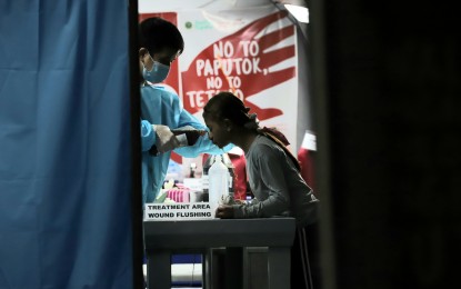 <p><strong>FIRECRACKER INJURY.</strong> A nurse pours disinfectant on the wounded face of a girl at the Jose Reyes Memorial Medical Center on Friday (Jan. 1, 2021). The Department of Health reported a total of 50 revelry-related injuries from Dec. 21, 2020 to Jan. 1, 2021, with no cases of firework ingestion and deaths. <em>(PNA photo by Robert Oswald P. Alfiler)</em></p>