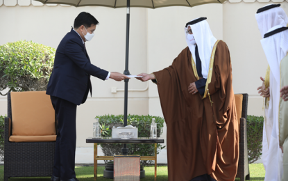 <p><strong>PH-BAHRAIN TIES.</strong> Special Envoy and Presidential Assistant on Foreign Affairs Robert Borje (left) gets a 30-minute audience from the Kingdom of Bahrain’s Crown Prince and Prime Minister His Royal Highness Prince Salman bin Hamad Al Khalifa in Manama, Bahrain on Dec. 31, 2020.  The Crown Prince and Prime Minister cited the importance of Bahrain-Philippines ties and expressing the commitment to strengthen bilateral ties with the Philippines based on deep respect, shared values, and true friendship. <em>(Presidential photo)</em></p>