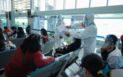 <p><strong>NEW PROTOCOL.</strong> Starting Feb. 1, arriving passengers, regardless of their origin, will be required to undergo facility-based quarantine upon arrival. They will undergo RT-PCR test on the fifth day from their date of arrival in the country unless the passenger shows symptoms at an earlier date while on quarantine, according to Presidential Spokesperson Harry Roque.<em> (Presidential Photo)</em></p>